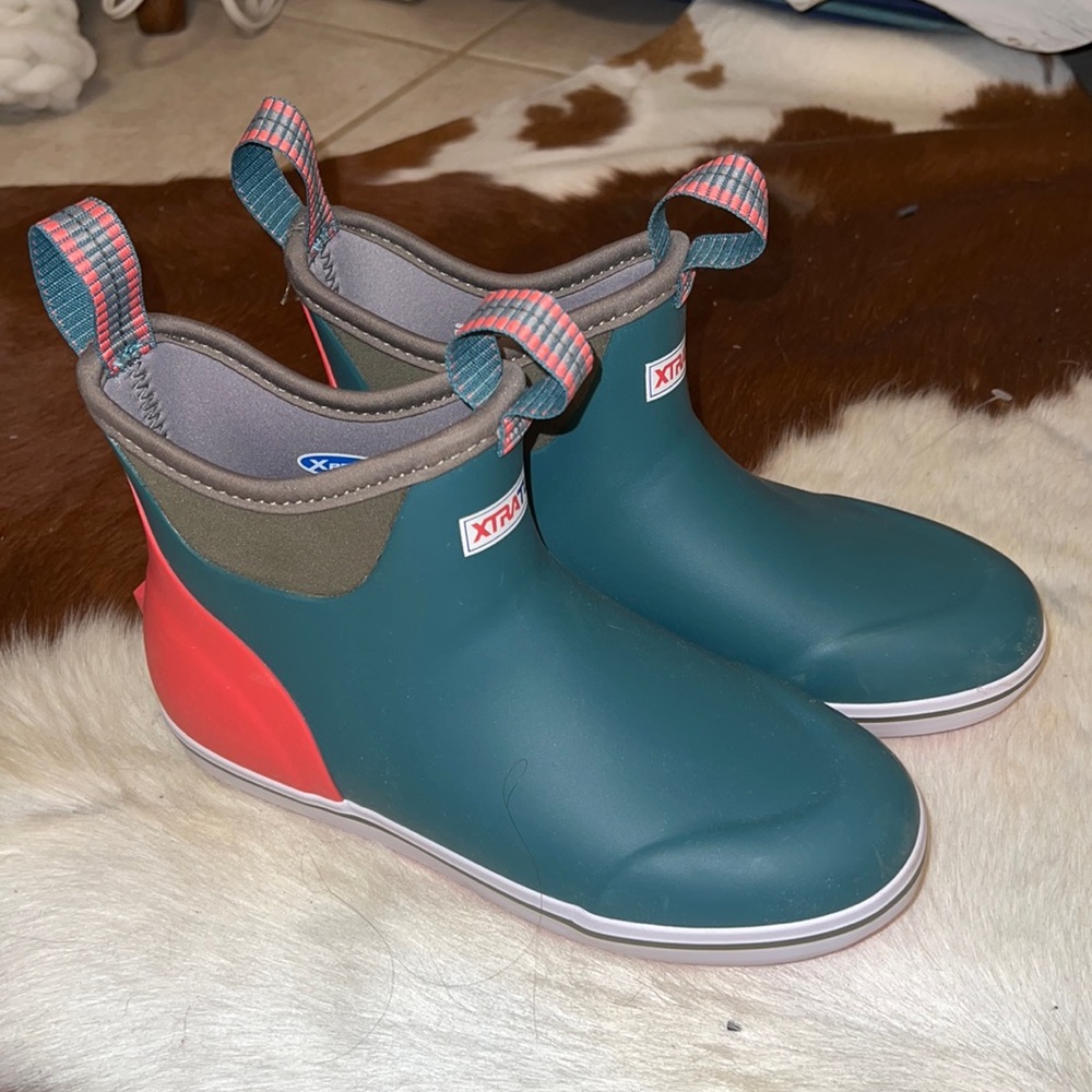 Xtratuf ankle deck boot